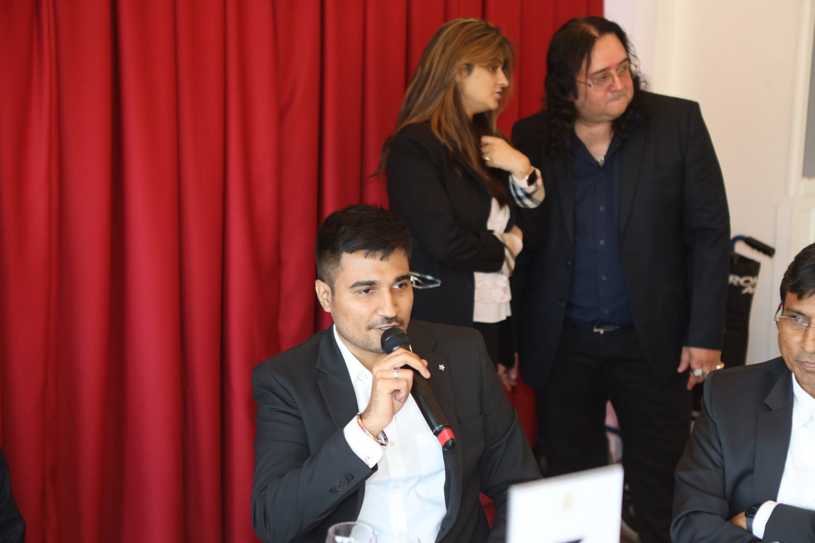 A delegate makes a point during the round-table session